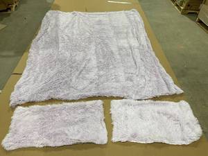 lot 210 image: 3 Piece White Fur Set for Bedroom