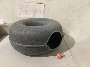 lot 464 image: Felt Cat Nest Tunnel House