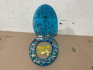 lot 394 image: DANIELS STANDARD ROUND BLUE AQUARIUM RESIN TOILET SEAT