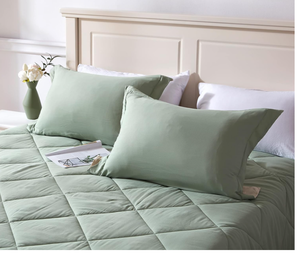 lot 452 image: NexHome Green Lightweight Comforter Set