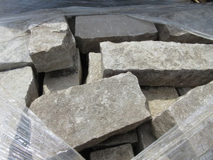 lot 779 image: LIMESTONE EDGING STONES - NEW