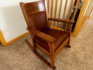 lot 7 image: Antique Arts & Crafts Mission Oak Rocking Chair Measuring 26 x 24 x 34