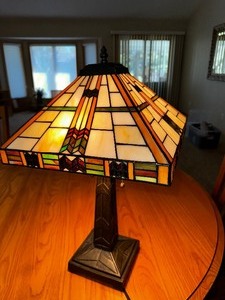 lot 11 image: Arts & Crafts Mission Style Stain Glass Style Table Lamp