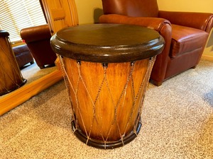 lot 22 image: Vintage Drum Like Decorative End Table