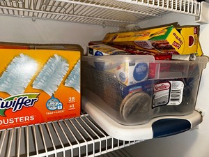 lot 29 image: Lot of Food Wrap and Swiffer Dust Busters