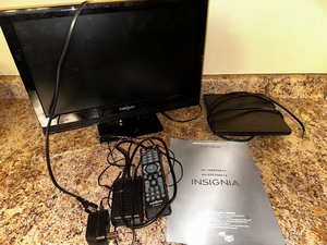 lot 48 image: Insignia 19 TV with Flat Antenna