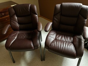 lot 39 image: Pair of Broyhill Office Chairs