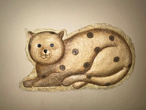 lot 102 image: Debbie Mumm Spotted Cat Plaque