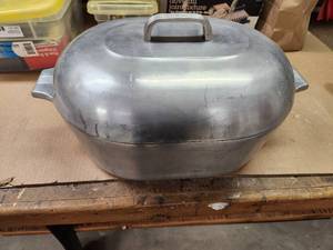 lot 89 image: Vintage Wagner Ware Magalite Roasting Pan