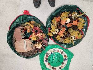lot 104 image: 3 Seasonal Wreathes