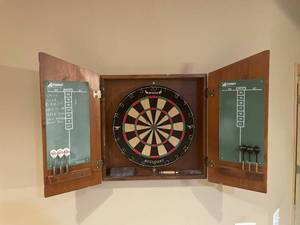 lot 44 image: Vintage Pub Style Dartboard Measuring 21.5 x 26