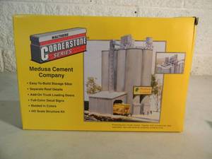 lot 27 image: WALTHERS N Scale CORNERSTONE SERIES MEDUSA CEMENT COMPANY #933-3218 - IN BOX - FANTASTIC PIECE - SEE PICTURES