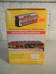 lot 30 image: WALTHERS N Scale CORNERSTONE SERIES UNION CITY ROUNDHOUSE #933-3202 - IN BOX - FANTASTIC PIECE - SEE PICTURES