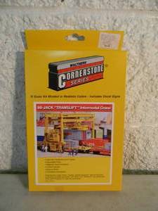 lot 31 image: WALTHERS N Scale CORNERSTONE SERIES MI-JACK TRANSLIFT INTERMODAL CRANE #933-3222 - IN BOX - FANTASTIC PIECE - SEE PICTURES