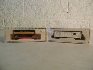 lot 39 image: 2 - CON-COR N Scale GREAT NORTHERN 50 FLAT WTRAILER #0001-01205G & BURLINGTON NORTHERN 50 RIBBED REEFER #0001-001861- IN BOX - FANTASTIC PIECES - SEE PICTURES