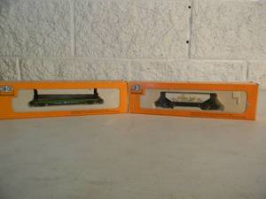 lot 42 image: CON-COR N Scale BURLINGTON NORTHERN 50 STEEL FLATCAR #0001-01201H & GOLDEN LOAF TWO BAY COVERED HOPPER #0001-001704 - IN BOX - FANTASTIC PIECES - SEE PICTURES