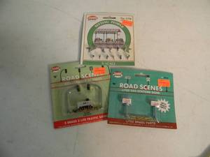 lot 43 image: MODEL POWER N SCALE ROAD SCENESSITTING PEOPLE - IN PACKAGE - FANTASTIC PIECES - SEE PICTURES