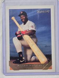 lot 113 image: Kirby Puckett 1993 Topps Gold No. 200