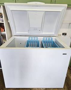 lot 21 image: Kenmore Heavy Duty Chest Freezer