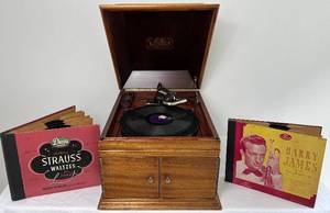 lot 1 image: Victorola Victor Talking Machine Style VV-IX 69411 plus record sets