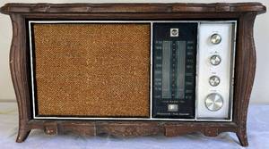 lot 26 image: Vintage RCA Soild State Dual Speaker AM FM Radio RLC-66F