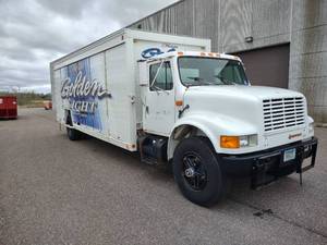 lot 2 image: 1990 International Beverage Delivery Truck
