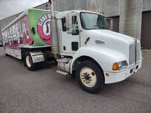 lot 4 image: 2007 Kenworth Semi Tractor