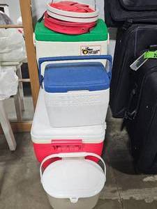 lot 120 image: 4 Coolers and 1 Folding Bucket