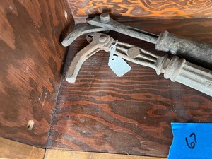 2 Nail pullers