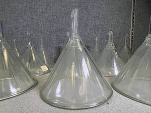 lot 7 image: 20 - Mooney Funnel 500ml Air Vent Ribbed Heavy Wall