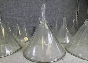 lot 8 image: 20 - Mooney Funnel 500ml Air Vent Ribbed Heavy Wall
