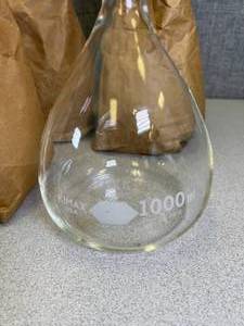 lot 12 image: 6 - 1000ml Kimax USA Volumetric Flasks (Cap No. 6.) (TC 20C)