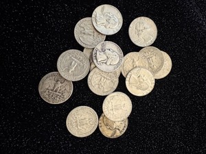 lot 91 image: Mixed Lot of 17 Silver Quarters