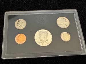 lot 140 image: 1969 and 1970 Coin Proof Set