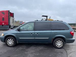 2005 Chrysler Town AND Country Touring - 2 OWNERS