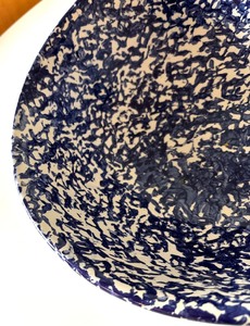 lot 67 image: Decorative Italian Sponge Ware Bowl