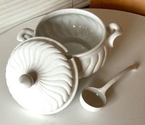 lot 81 image: Italian Soup Tureen