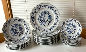lot 10 image: Blue Danube Dish Set