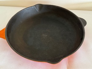lot 46 image: Vintage Cousances Enamel Cast Iron 10 Skillet 26