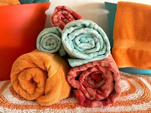 lot 167 image: Fun Aqua and Orange Themed Bathroom Items