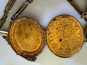 lot 147 image: Vintage Gold Tone Locket Necklace