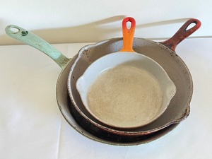 lot 141 image: Three Vintage Cast Iron Enamel Skillets