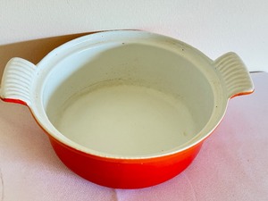 lot 142 image: Vintage Cast Iron Casserole Baking Dish
