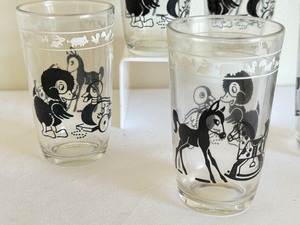 lot 132 image: Set of Five Vintage Depression Era Swanky Swigs by Hazel Atlas Kiddie Cups
