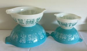 lot 8 image: Pyrex Butterprint Amish Cinderella Nesting Mixing Bowl Set