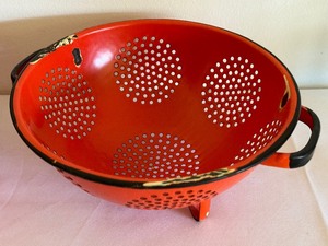 lot 131 image: Vintage Kitchen Items including a Vintage Orange Enamel Colander