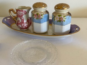 lot 118 image: Lovely Vintage Glassware Items including a pair of Vintage Delft Salt and Pepper Shakers