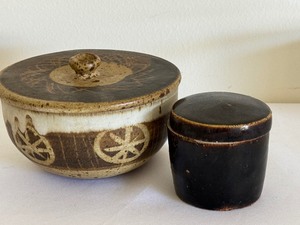 lot 115 image: Two Artisan Pottery Trinket Boxes
