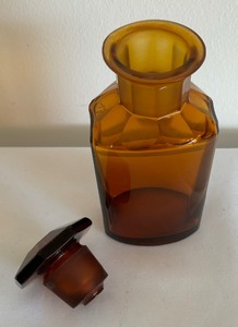 lot 198 image: Vintage Amber Glass Apothecary Bottle