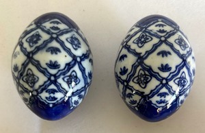 lot 230 image: Beautiful Blue and White Porcelain Egg Figurines
